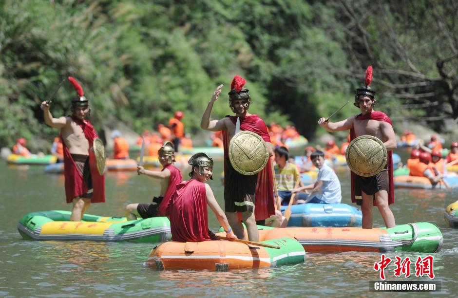 Хунань: туристы в форме воинов Спарты устроили героическое сражение на реке
