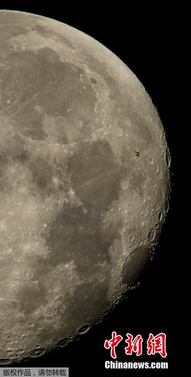 NASA опубликовало фото МКС на фоне полной Луны