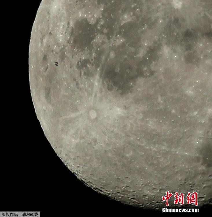 NASA опубликовало фото МКС на фоне полной Луны