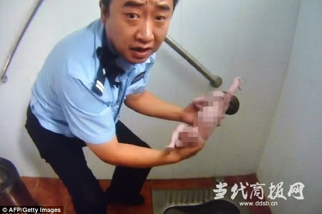 Пекинская полиция спасла брошенную в общественном туалете новорожденную девочку