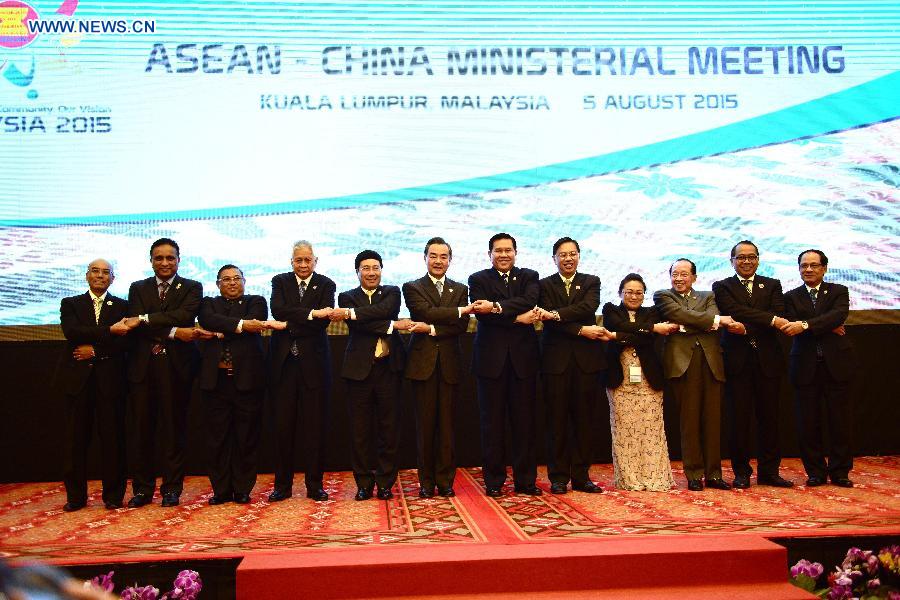 Стыковка инициатив "одного пояса, одного пути" и стратегий развития стран-членов АСЕАН открывает новые перспективы для отношений Китая и АСЕАН -- глава МИД КНР
