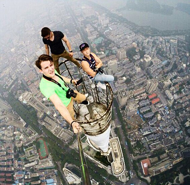 В Китае альпинисты без специального снаряжения поднялись на крышу здания высотой 457 метров