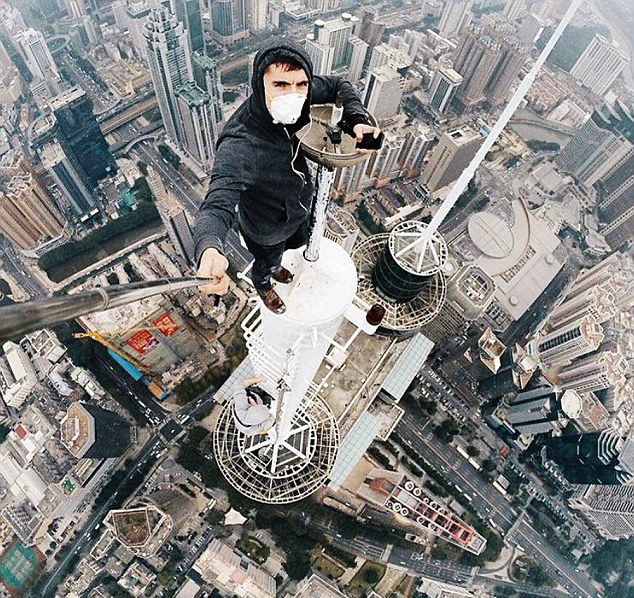 В Китае альпинисты без специального снаряжения поднялись на крышу здания высотой 457 метров