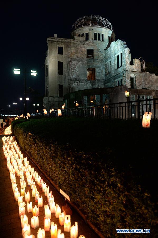 В японском городе Хиросима почтили память жертв атомной бомбардировк