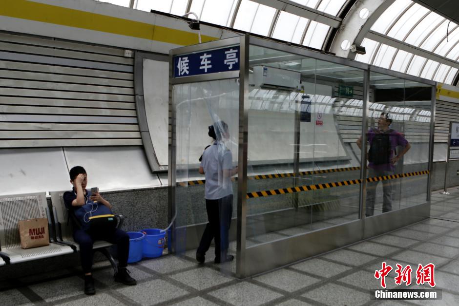 В Пекине впервые установился кондиционер на остановке автобуса