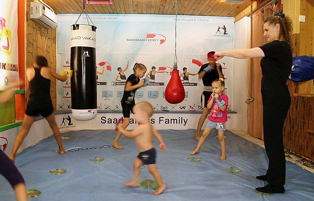 8-летняя казахская девочка поразила китайских интернет-пользователей своим боксерским мастерством 