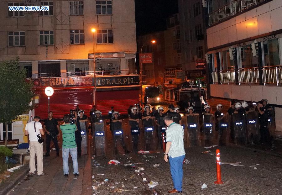 В результате двух нападений в Стамбуле ранены 10 человек