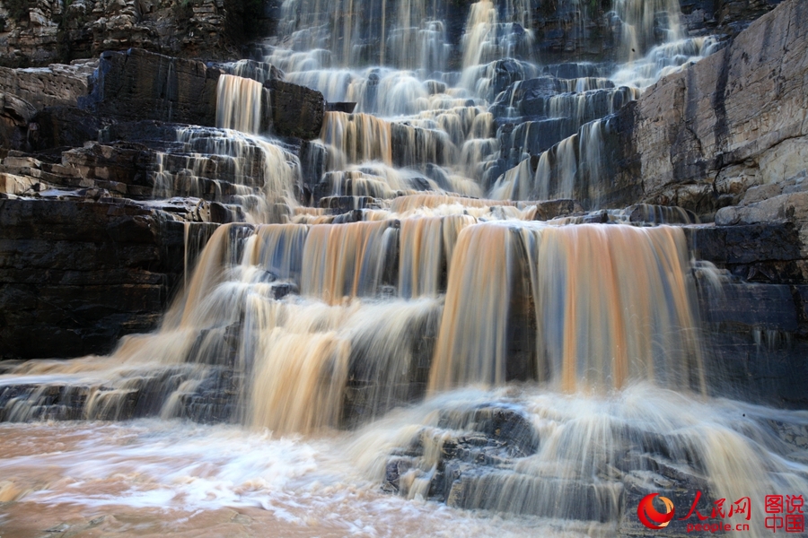 Великолепный водопад в Янцюань провинции Шаньси