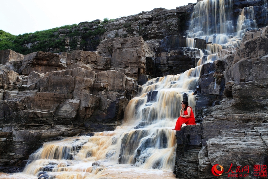 Великолепный водопад в Янцюань провинции Шаньси
