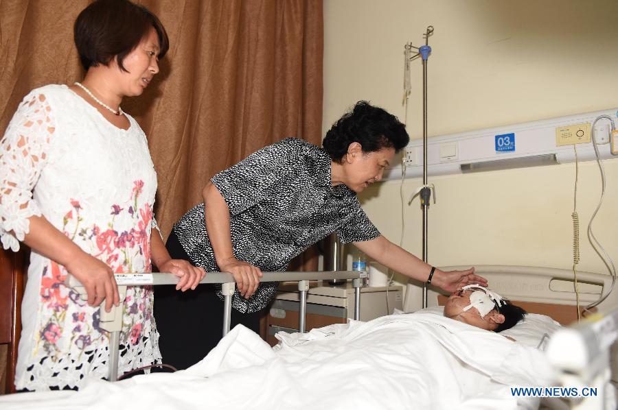 Вице-премьер Госсовета КНР навестила в больницах пострадавших при взрывах в Тяньцзине