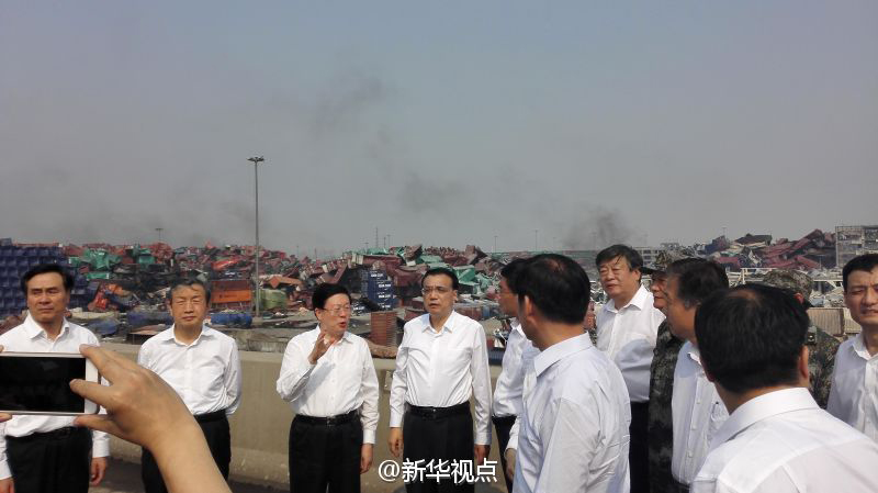 Премьер Госсовета Ли Кэцян прибыл на место взрывов в Тяньцзине
