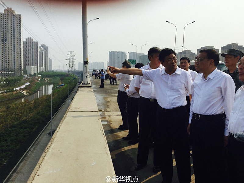 Премьер Госсовета Ли Кэцян прибыл на место взрывов в Тяньцзине