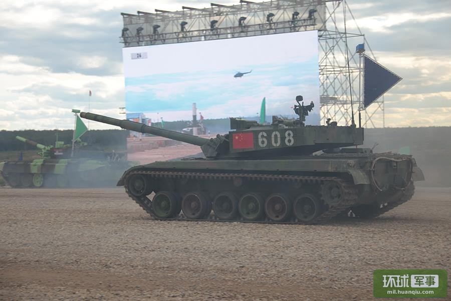 Китайские танкисты завоевали серебро в соревнованиях "Танковый биатлон"