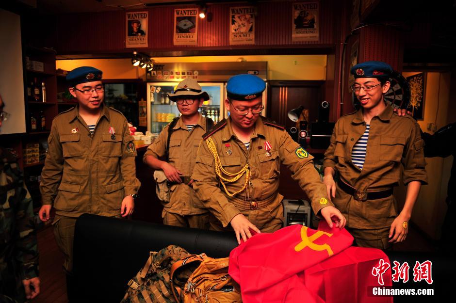 Любители военных дел города Куньмин в форме отметили 70-летие Победы над японскими захватчиками 