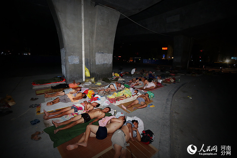 Рабочие-крестьяне, спящие на улицах Чжэнчжоу