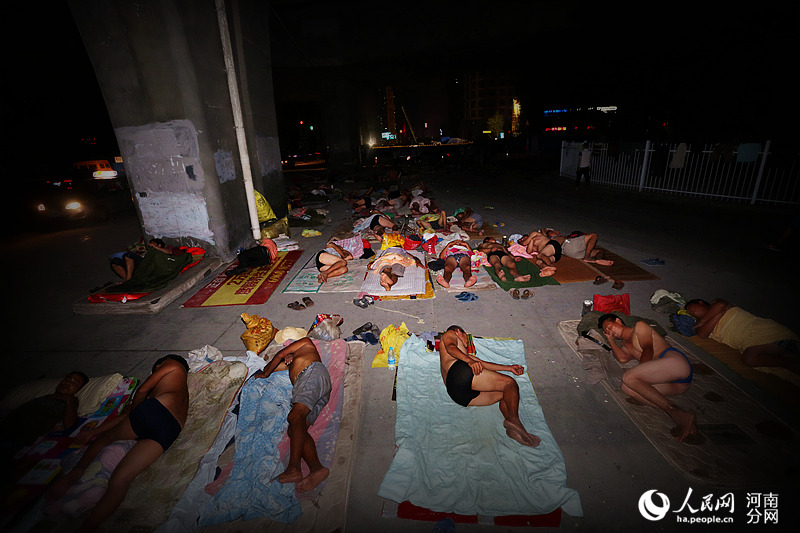 Рабочие-крестьяне, спящие на улицах Чжэнчжоу