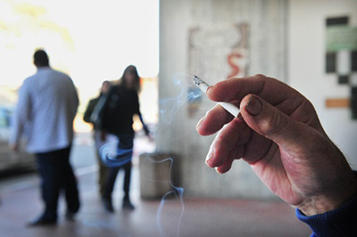 В Пекине 10 тысяч волонтеров будут следить за соблюдением запрета на курение в общественных местах