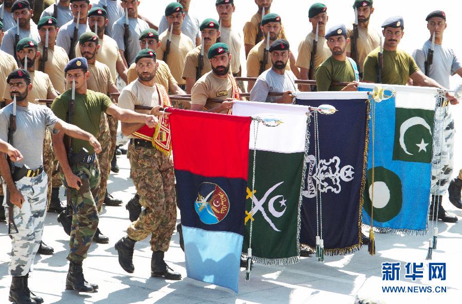 Иностранные военные отряды участвуют в репетиции Парада Победы