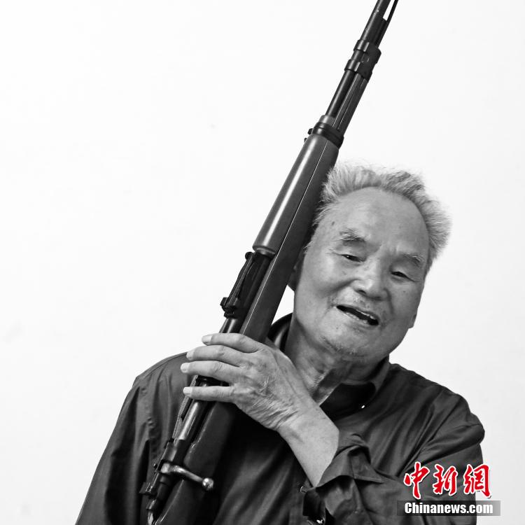 Китайские ветераны в честь приближающей Победы снова взяли в руки оружие
