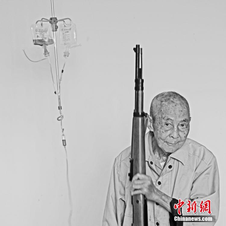 Китайские ветераны в честь приближающей Победы снова взяли в руки оружие