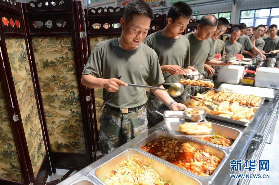 Китайские солдаты во время подготовки к Параду едят шесть раз в день 