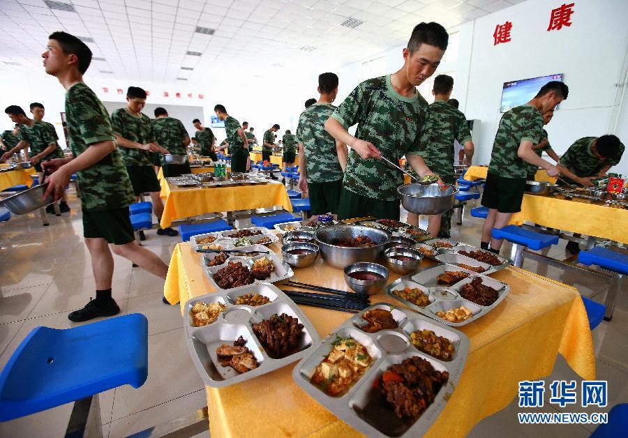 Китайские солдаты во время подготовки к Параду едят шесть раз в день 