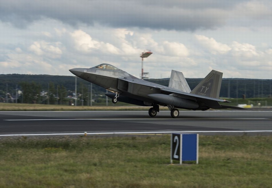 США впервые разместили в Польшу истребители F-22 Raptor