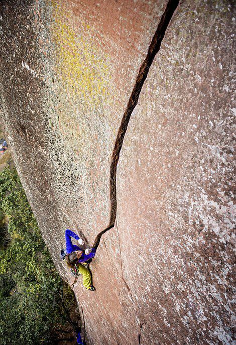 Швейцарская учительница взобралась на вершину скалы по 300-метровой трещине