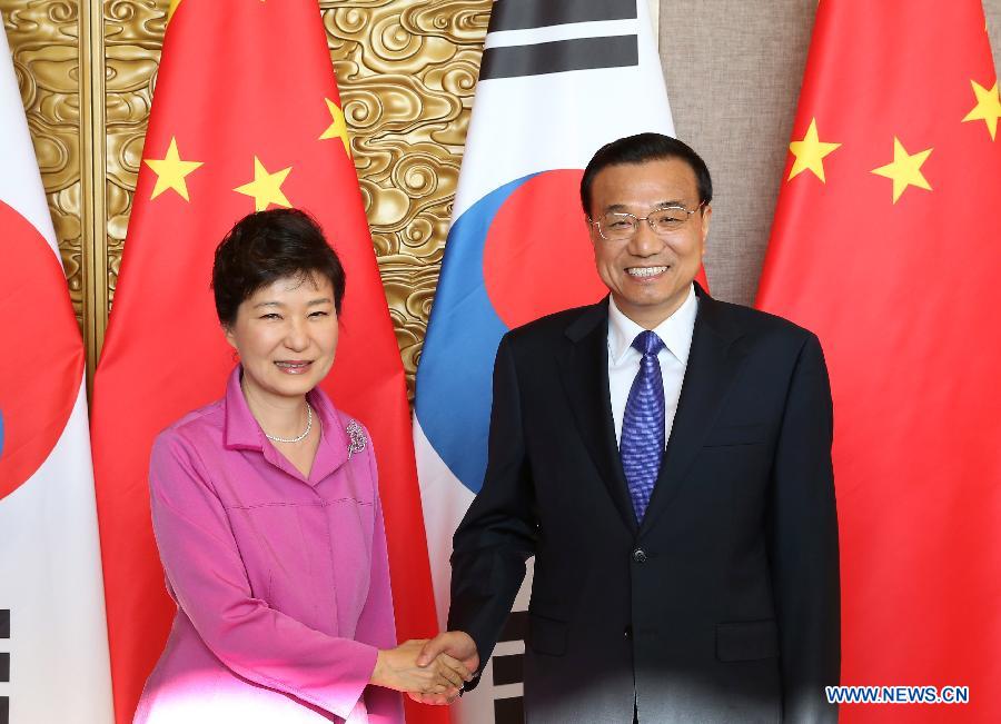 Ли Кэцян встретился с президентом РК Пак Кын Хе