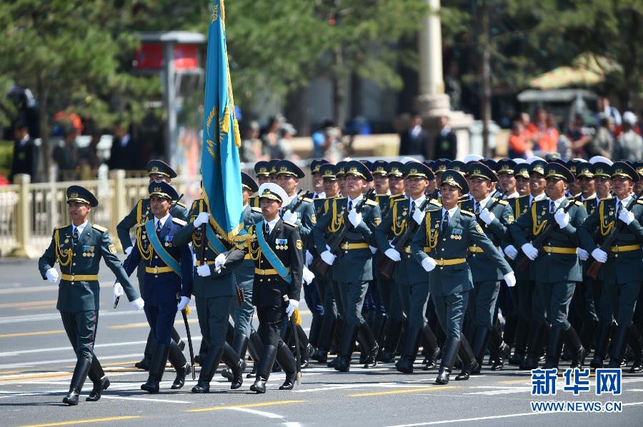 Мимо трибун проходит парадный расчет вооруженных сил Казахстана