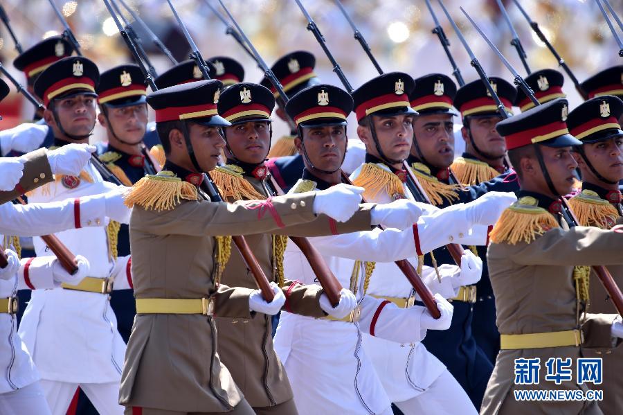 Мимо трибун проходит парадный расчет вооруженных сил Египта