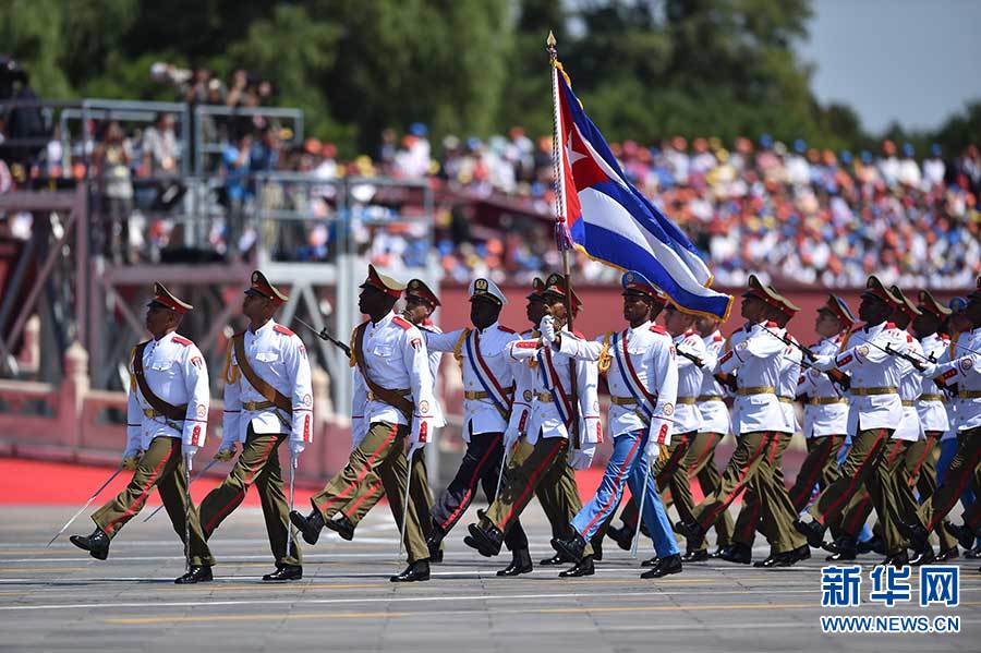 Мимо трибун проходит парадный расчет вооруженных сил Кубы