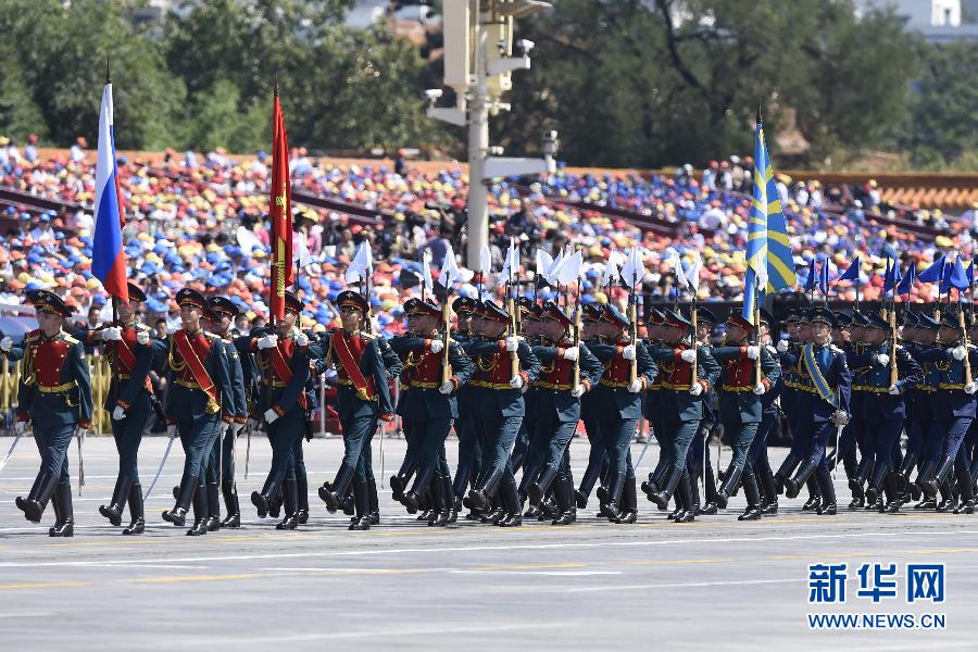 Через площадь Тяньаньмэнь проходят делегации зарубежных вооруженных сил