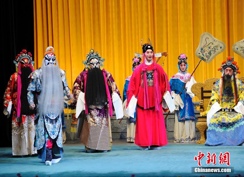 Учителя-добровольцы преподают пекинскую оперу