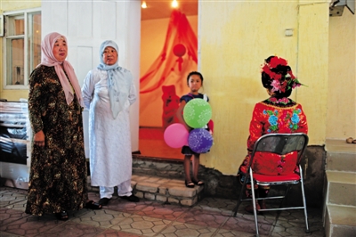 Невеста из Казахстана устроила традиционную китайскую свадьбу