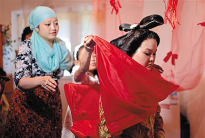 Невеста из Казахстана устроила традиционную китайскую свадьбу