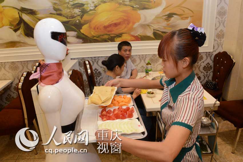 Чунцинский ресторан «Китайский самовар» для привлечения посетителей использует девушку-робота