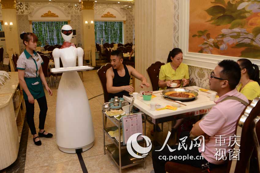 Чунцинский ресторан «Китайский самовар» для привлечения посетителей использует девушку-робота