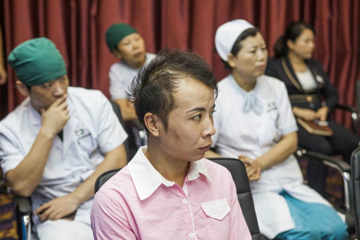 Один китаец хочет продать свою вышивку, чтобы накопить на операцию по смене пола