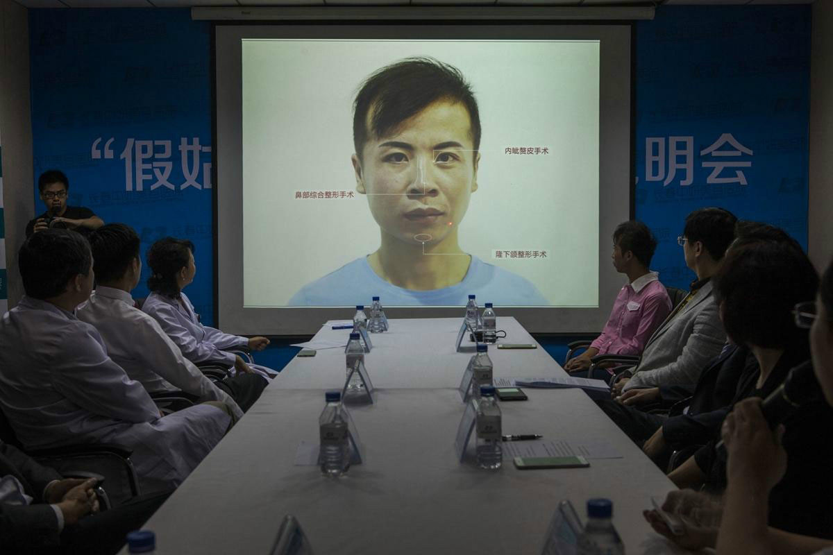 Один китаец хочет продать свою вышивку, чтобы накопить на операцию по смене пола