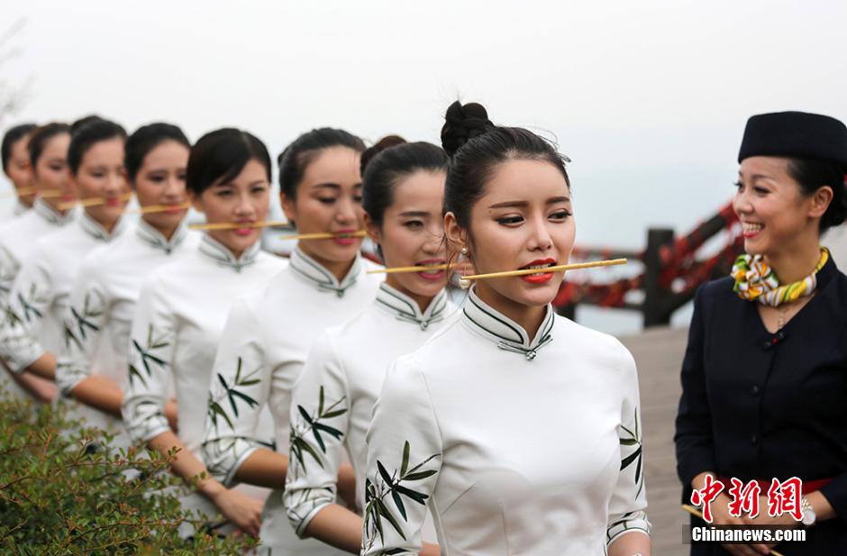 Каким образом работники одного живописного района Китая изучают этикет?