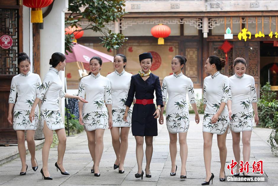 Каким образом работники одного живописного района Китая изучают этикет?