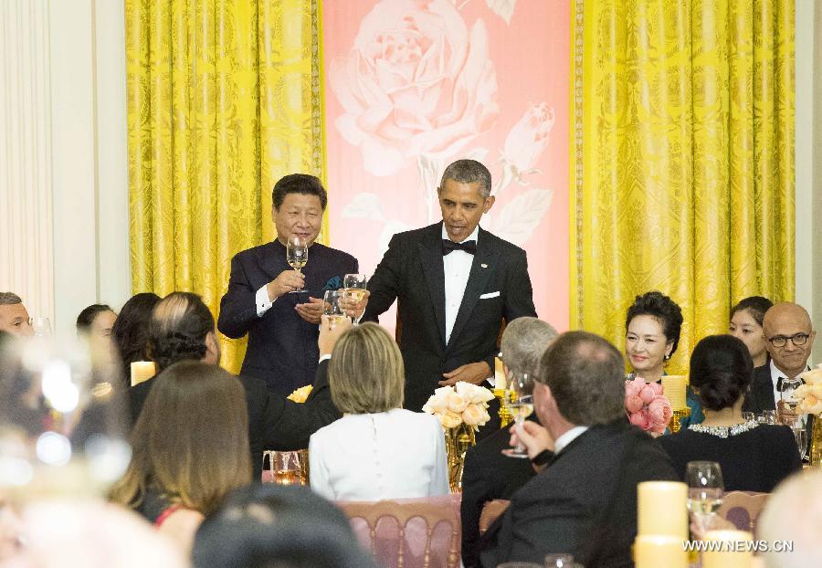 Вашингтон, 25 сентября /Синьхуа/ -- Председатель КНР Си Цзиньпин с супругой Пэн Лиюань в пятницу вечером присутствовали на торжественном приеме, устроенном в их честь президентом США Бараком Обамой. 