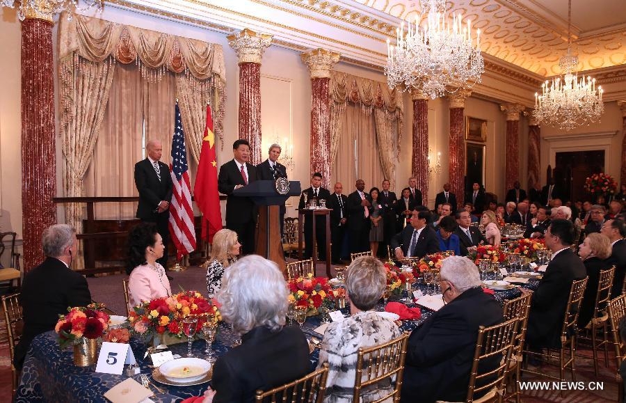 Вашингтон, 25 сентября /Синьхуа/ -- Председатель КНР Си Цзиньпин в пятницу присутствовал на обеде в его честь, устроенном совместно вице-президентом США Джозефом Байденом и госсекретарем Джоном Керри. 