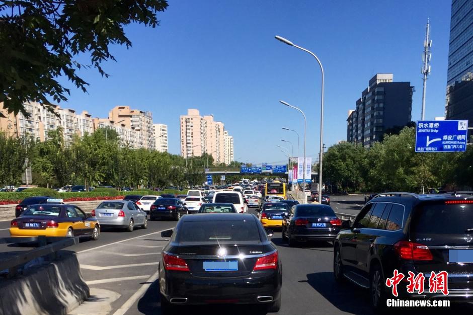 В Пекине перед праздниками наблюдаются серьезные транспортные пробки