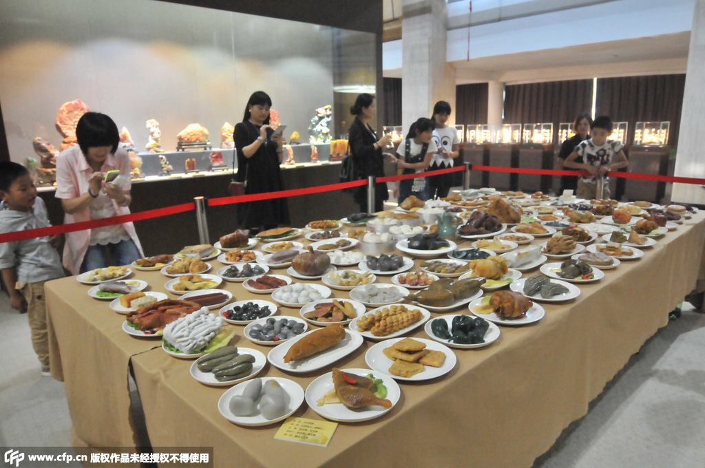 Китайские супруги-умельцы «приготовили» каменные блюда китайской кухни
