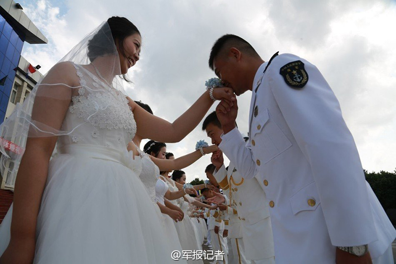 Солдаты ВМС НОАК провели групповую свадьбу на фоне эсминца