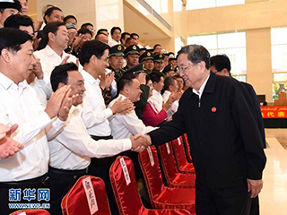 Делегация центрального правительства во главе с Юй Чжэншэном прибыла в Урумчи для участия в торжествах по случаю 60-летия образования СУАР