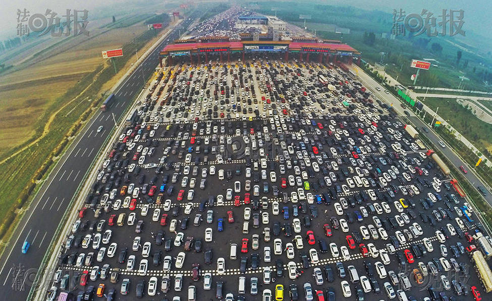 Аэрофотографии пробок в пункте оплаты в Пекин на высокоскоростной дороге Пекин-Сянган-Макао