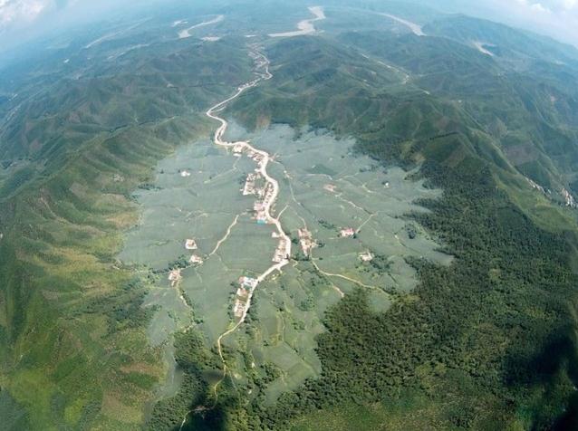Фотографии с воздуха крупнейшего китайского горного кратера глубиной 150 метров
